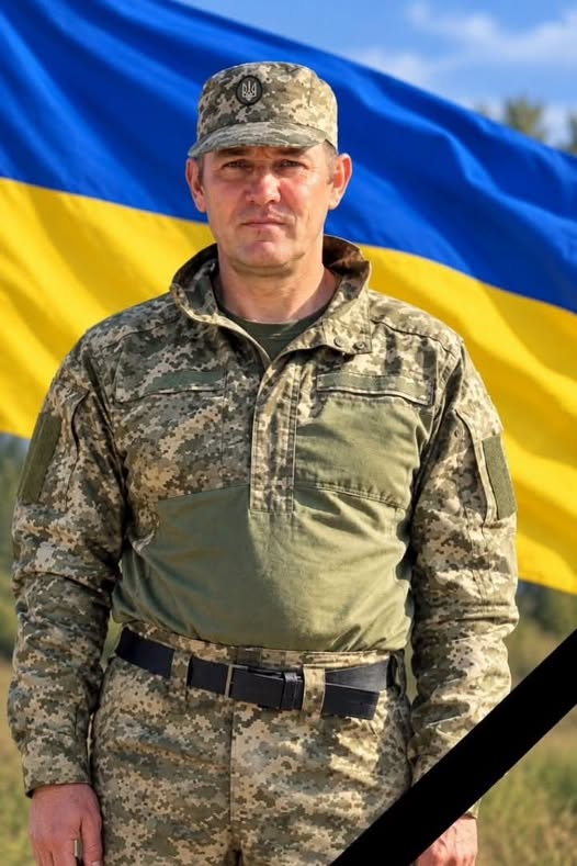 pogrebeckij's tweet photo. Жмеринка онлайн 
Понад дев’ять місяців вважався зниклим безвісти: на війні загинув захисник із Кацмазова Іван Мукомел
Станіславчицька громада втратила ще одного захисника. Підтвердилася загибель жителя села Кацмазів Івана Володимировича Мукомела, 1985 року народження, який із 19 грудня 2024 року вважався зниклим безвісти.
Іван Мукомел служив мінометником у складі штурмового підрозділу військової частини А4945. Загинув 19 грудня 2024 року під час бою поблизу Макарівки Волноваського району Донецької області, захищаючи Україну.
Захисник народився та виріс у Кацмазові, навчався у місцевій школі, згодом здобув професію слюсаря у Вінниці. Після строкової служби працював на будівництві, а з 2019 року — у місцевому господарстві. У вересні 2023 року був мобілізований до лав ЗСУ.
Редакція Жмеринка онлайн  висловлює щирі співчуття рідним і близьким Івана Мукомела.