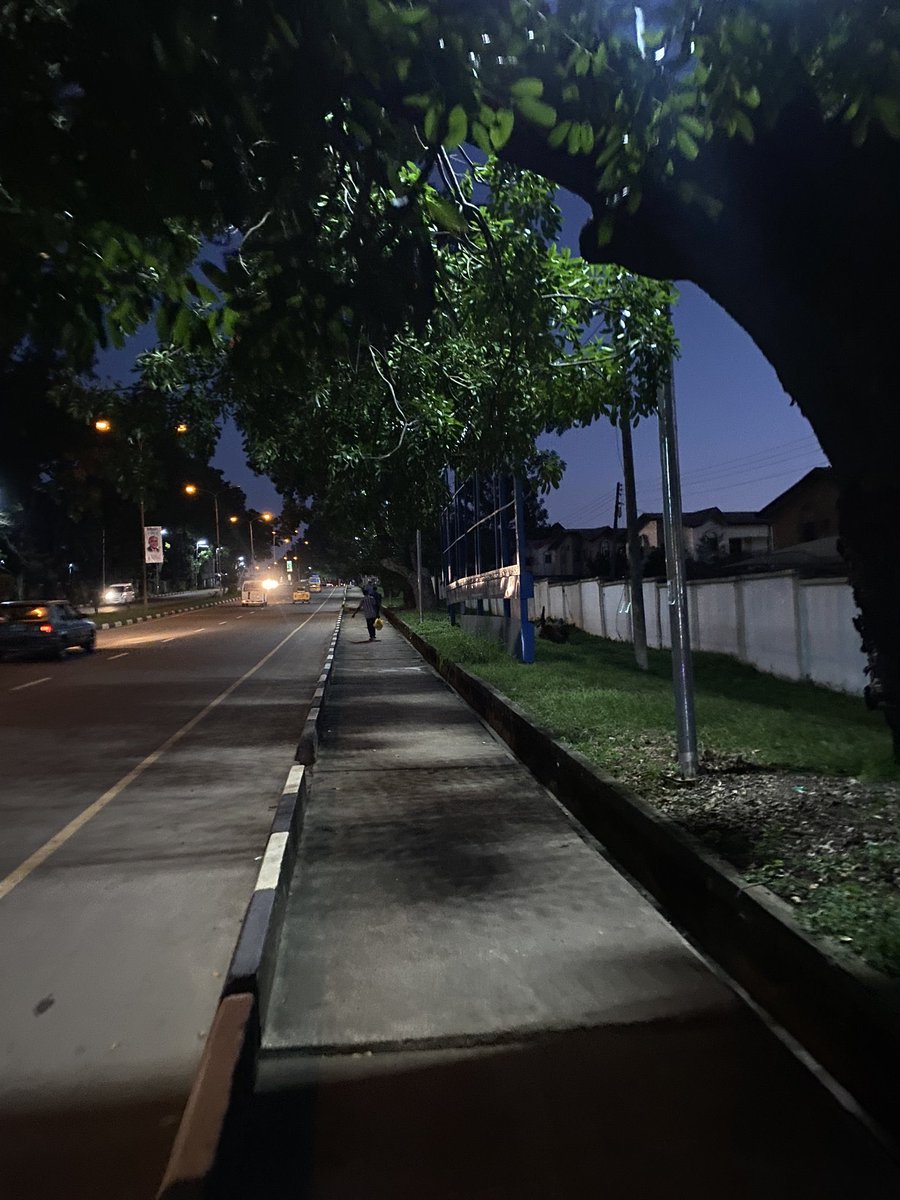 Sommy_Dav's tweet photo. This is Enugu at night. https://t.co/hlJZ9Zyr73