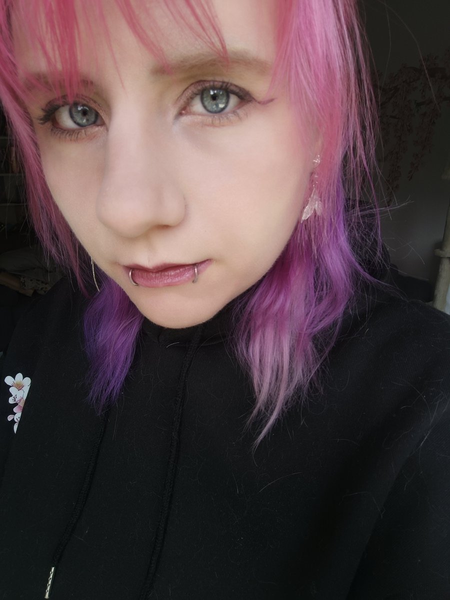 FloofusLongus's tweet photo. About me:
- 30 / she/her / 🏳️‍🌈 / 🇱🇹🇩🇪🇬🇧
- multi fandom / PC Gamer
- 🐟🐺 (also 🐦‍⬛)
- memes, shitposts, unhinged bs, cats, cosplay, art
- rock, metal, purple, mermaids, pastels, fluffy things
- ✨she was a fairy✨
- mostly unserious
- DNI: Antis, LI haters, minors, AI, p*dos, bigots of any kind