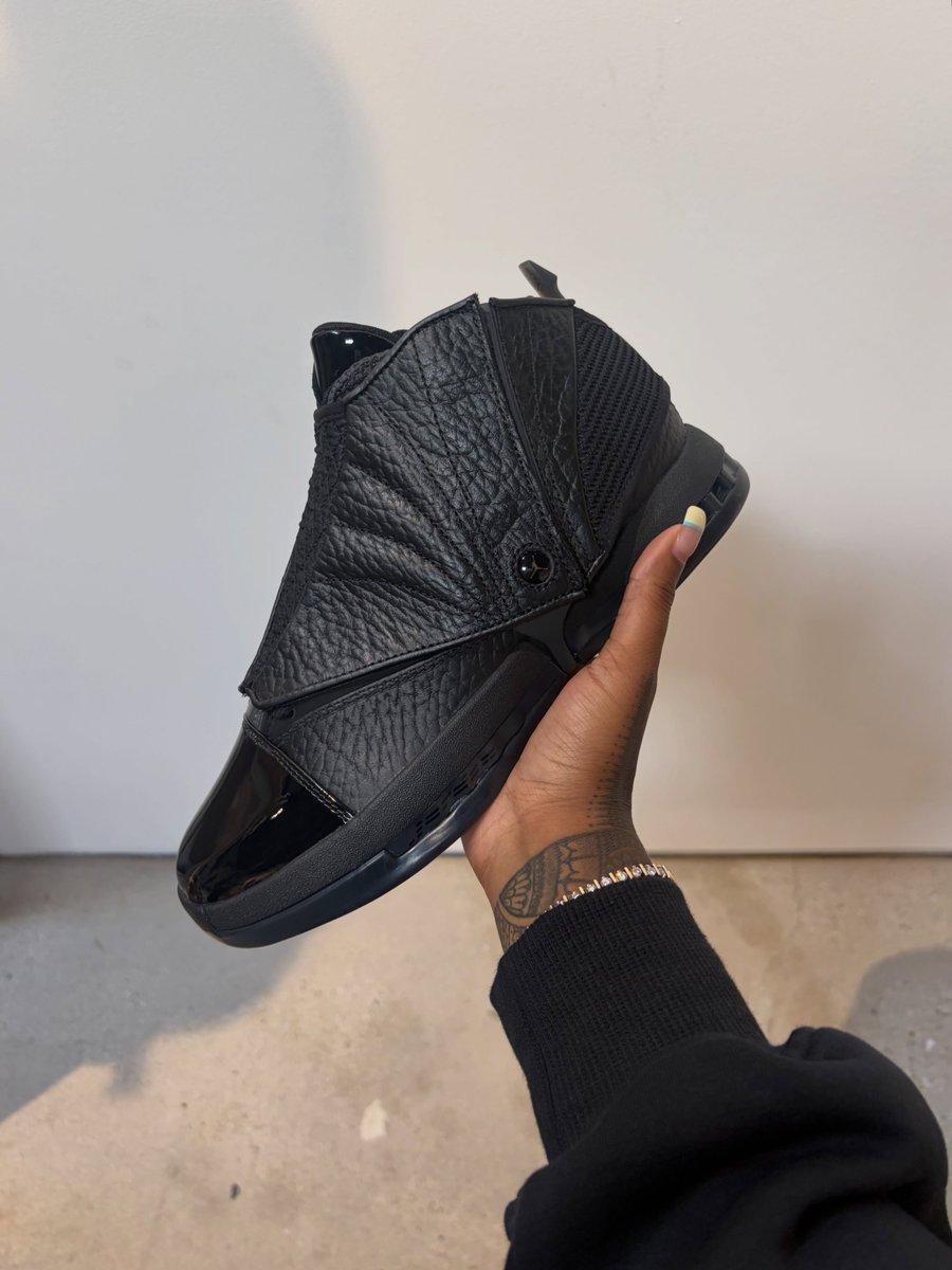 JustFreshKicks's tweet photo. IN-HAND LOOK: Air Jordan Retro 'Black Pack' 🥷

🗓️ October 3rd https://t.co/Ok10dmzcFj
