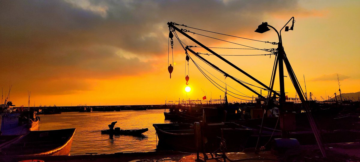 TieraNiemi's tweet photo. Just wrapped up a quick day trip to the coastal town—sunset over the pier and fresh seafood hits the perfect note! https://t.co/sHF1TNMZyV