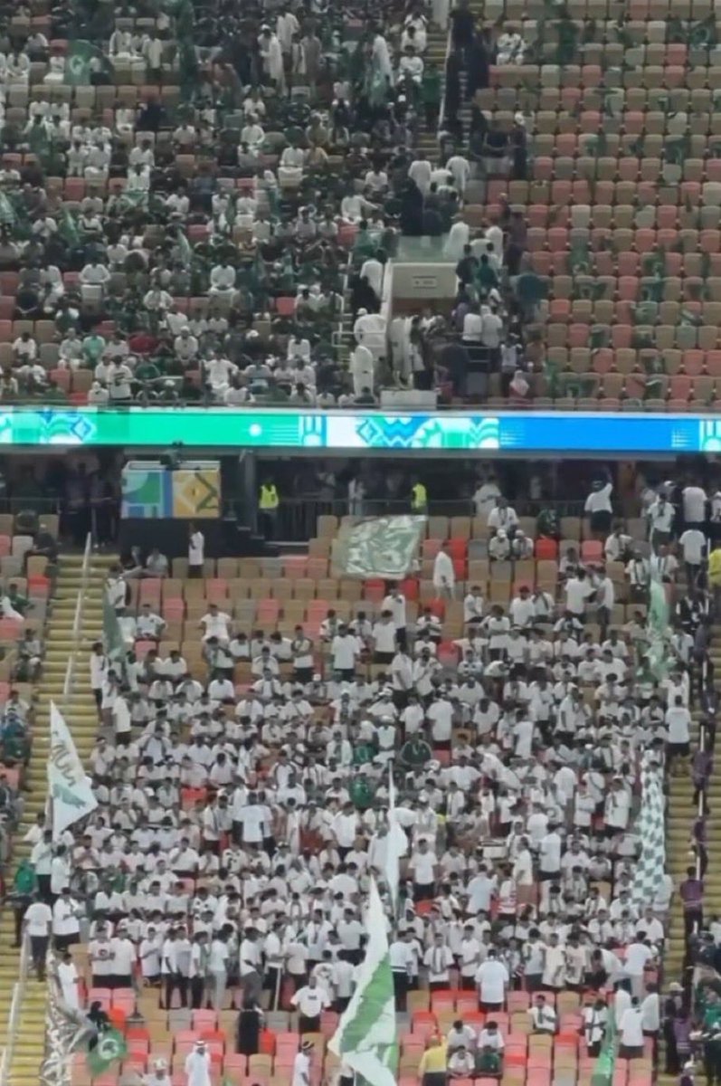 Jeddah07m's tweet photo. @HamatooALsubhi هذا انت وش سويت شوهت صورة الجماهير السعوديه بسبب نقص عندك و عقدة ازليه لونها اخضر 
والله لو ما العيب كان قلتلك ليش انتوا ماتعبوا مدرجات المنتخب وبيقولوا عنصري لكن اترفه عن هالشيء https://t.co/beNA8jVOAN