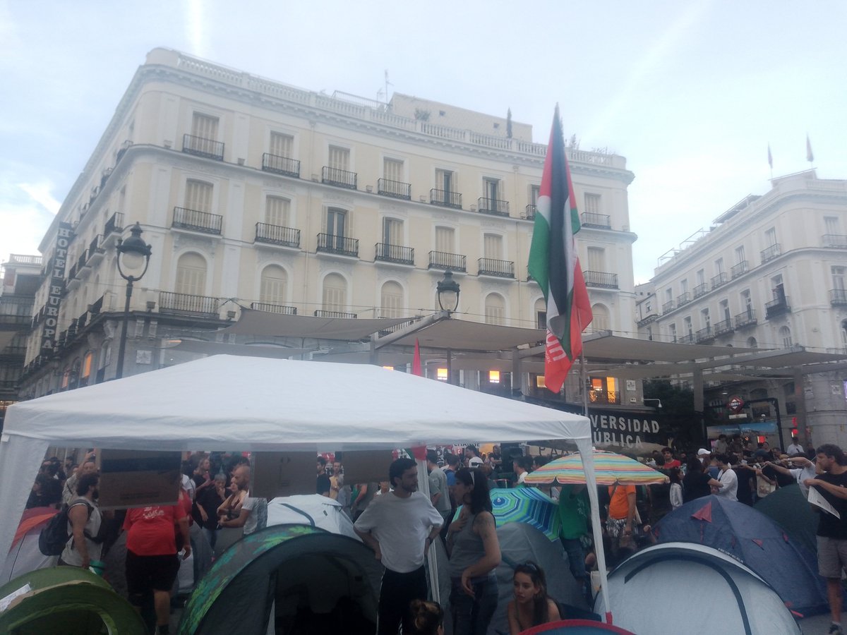 MetinMadrid's tweet photo. Ok one for @Philblakeway from Puerta del Sol . This mission creep of every supposedly left wing protest having a Palestinian flag is as tedious as it is unhelpful. I don't think Hamas have Tenants Unions to be honest. https://t.co/mVsHpUs12d