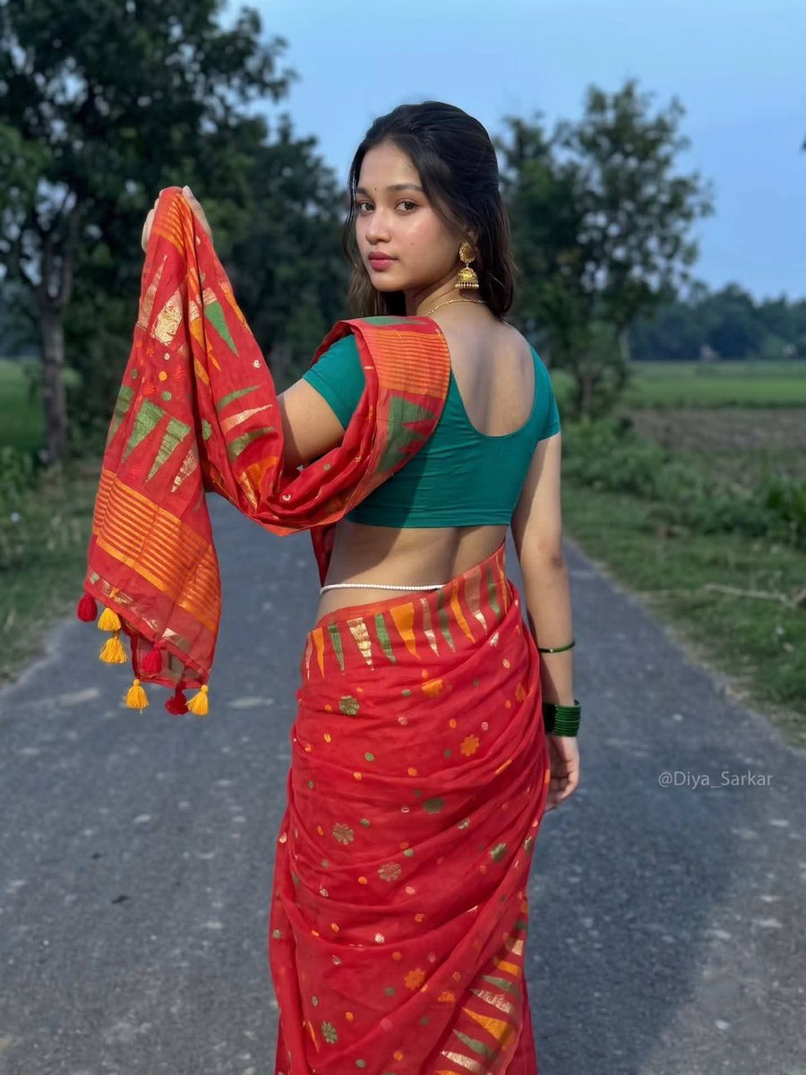 ShilaVibes's tweet photo. রাত যত গভীর, কথা বলার ইচ্ছেটা তত বেশি। 🌙 https://t.co/Z6K3bF5JoL