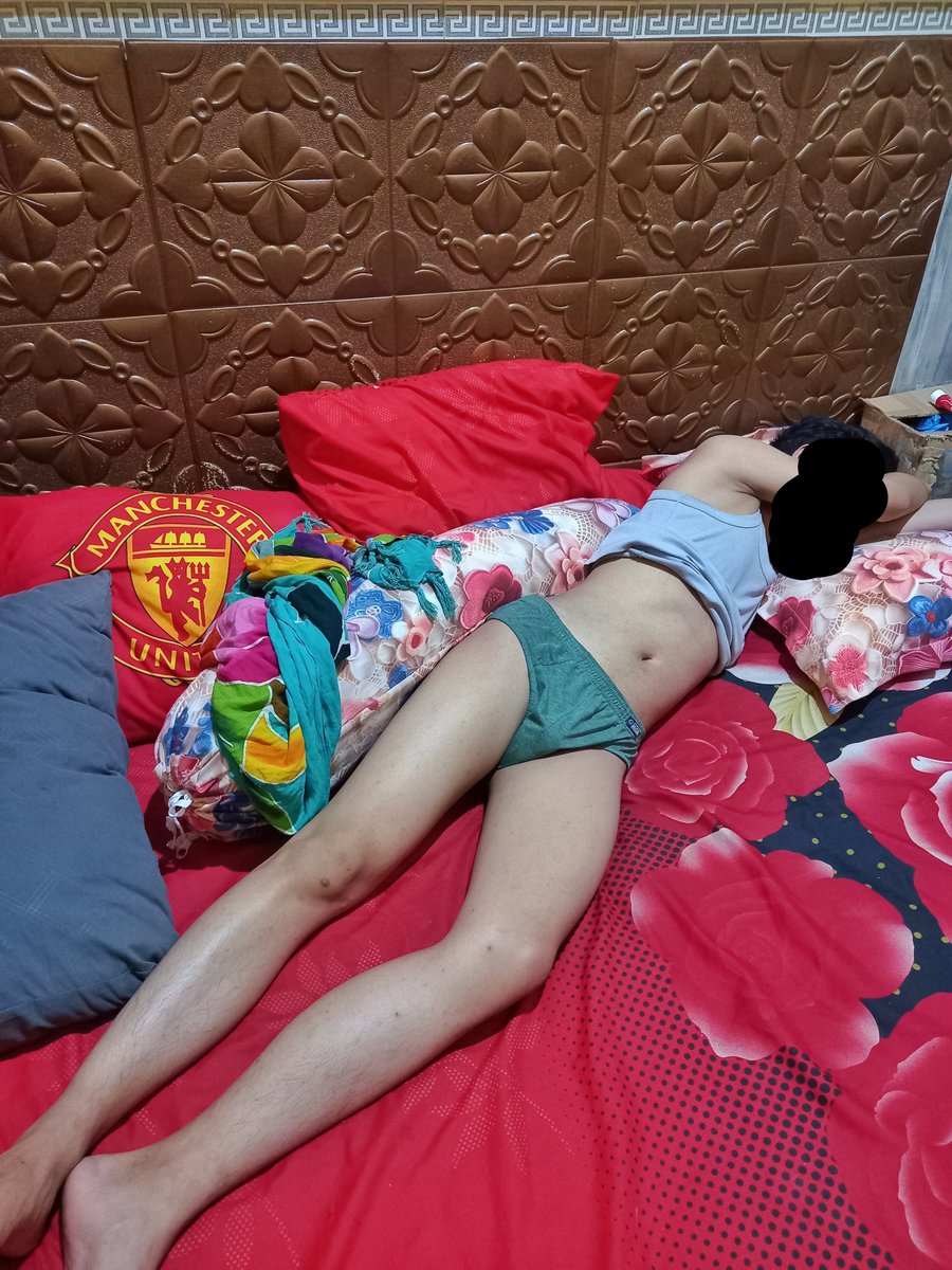 glxysupanova's tweet photo. capek kerja, pulang, di kost juga sendirian. 😮‍💨 #gay #gaysurabaya #uke #boyfriend #hopelessromantic https://t.co/xc8a337BV6