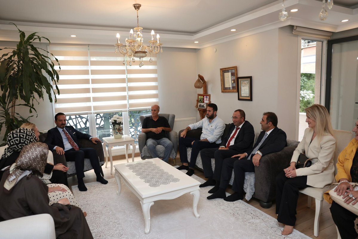 zorlu77's tweet photo. Avcılarda Şehit ailelerimizi ziyaret ederek devletimizin vefa ve minnet duygularını bir kez daha dile getirdik.🇹🇷

Onlar şehitlerimizden bizlere emanettir. Her daim yanlarında olmaya devam edeceğiz. 

Kahramanlarımız Melih Sancar ve Hasan Bahar’a saygı, rahmet ve minnetle… https://t.co/iFKJYLvtNV