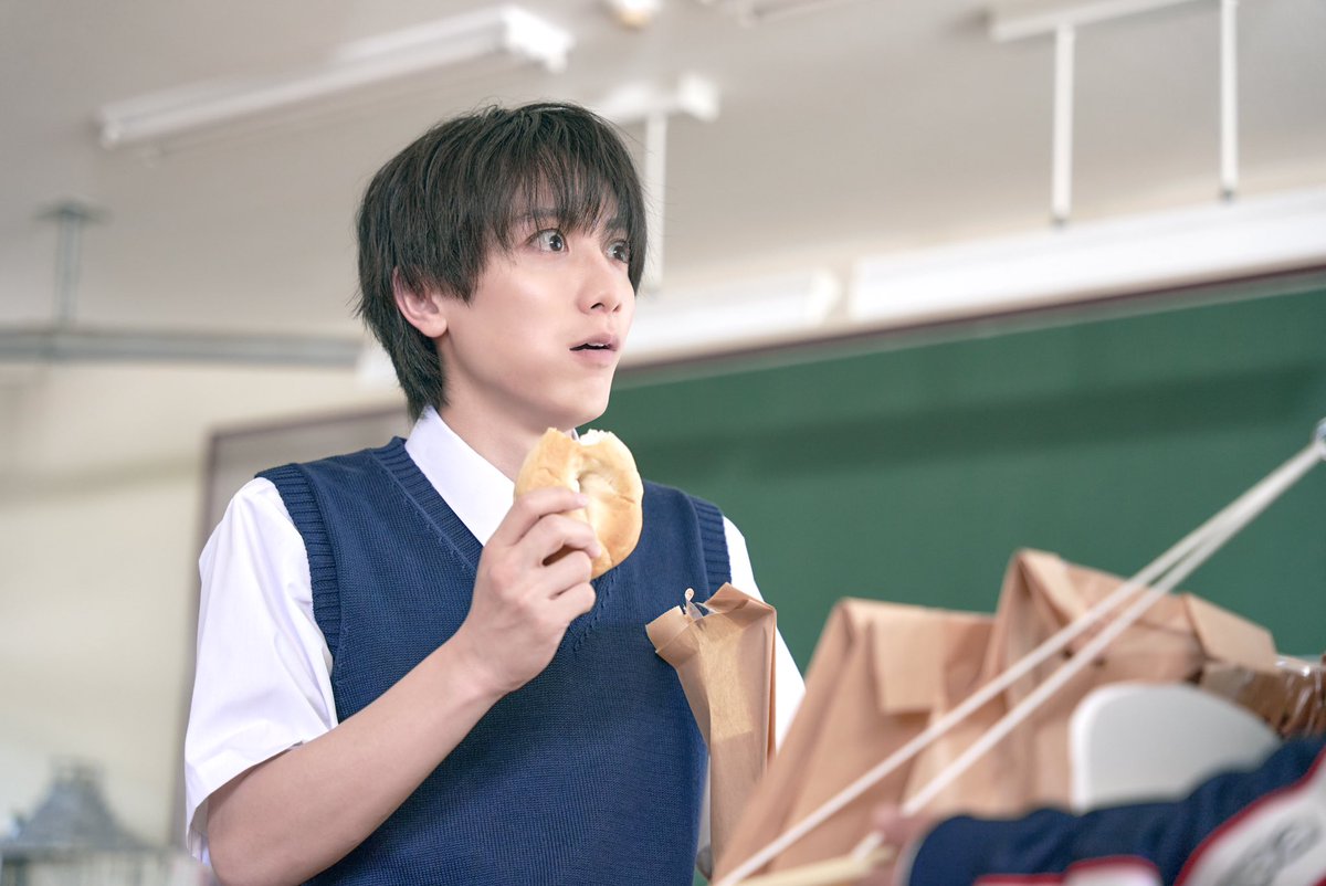 sekigae_drama's tweet photo. 🎬 第8話 場面写真

改良された校長パン…！
間山のリアクションに校長先生もこの表情 🍞💕
確かに前回よりもふわふわかも…🤔

┈┈┈┈┈┈┈┈┈┈┈┈┈┈┈
🔗 TVer見逃し配信中❣️
https://t.co/pDSXlDkrdr

🔗 FOD全話独占配信🌟
https://t.co/FmReTSBgqn
┈┈┈┈┈┈┈┈┈┈┈┈┈┈┈

#セキスキ #SEKISUKI 
#小西詠斗 #元之介 #スギちゃん