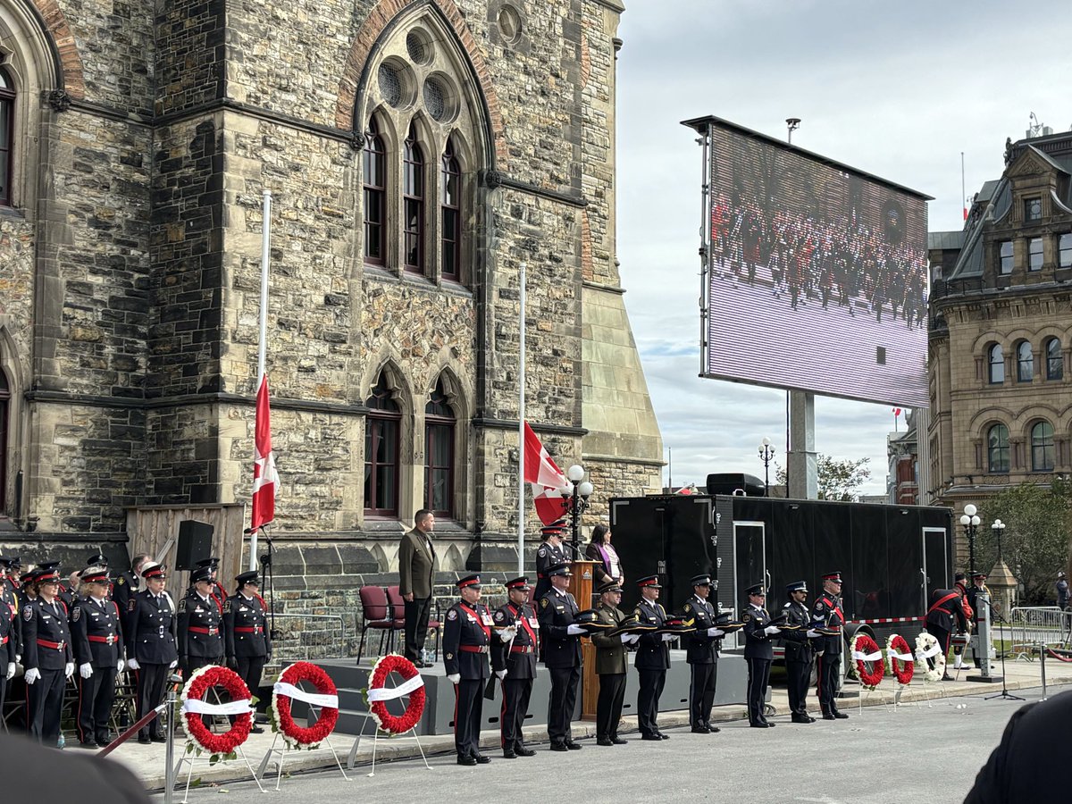 gary_srp's tweet photo. C’est un honneur pour moi de participer à la 49e cérémonie commémorative en l’honneur des policiers et agents de la paix canadiens.

Nous n’oublierons jamais ceux qui ont fait le sacrifice ultime pour assurer la sécurité des Canadiens. 🇨🇦 https://t.co/7I86Vo7CCL