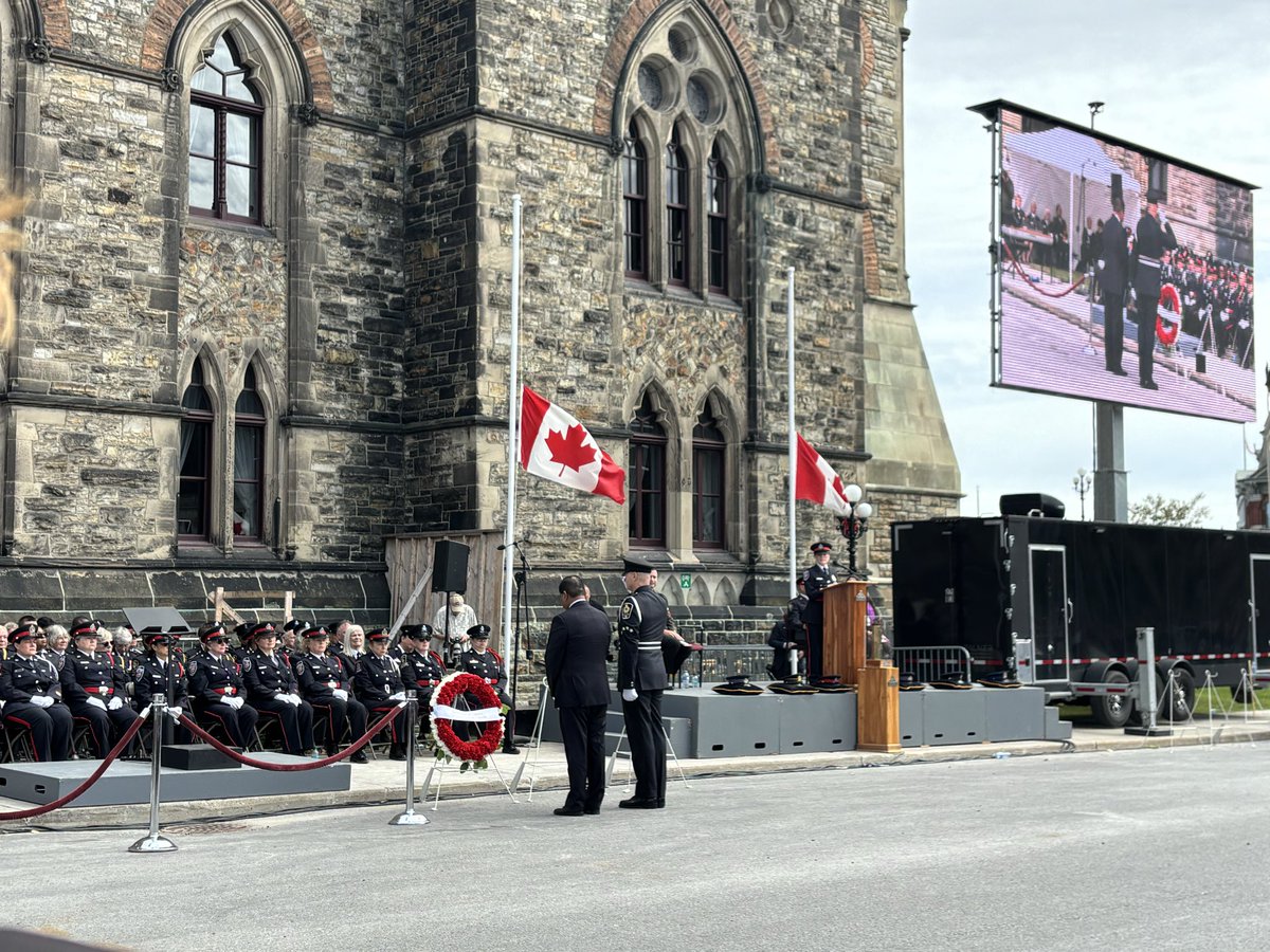 gary_srp's tweet photo. C’est un honneur pour moi de participer à la 49e cérémonie commémorative en l’honneur des policiers et agents de la paix canadiens.

Nous n’oublierons jamais ceux qui ont fait le sacrifice ultime pour assurer la sécurité des Canadiens. 🇨🇦 https://t.co/7I86Vo7CCL
