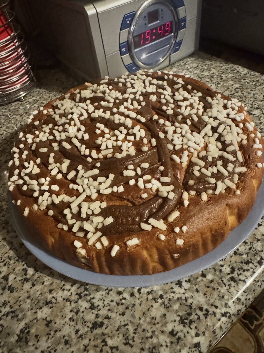 maybe_viola's tweet photo. Torta senza nome.
L’ho inventata di sana pianta: impasto alla ricotta e variegatura alla crema di nocciole. Il resto si vede, granella di zucchero come se piovesse. 😁 https://t.co/NtDUx4NT7h