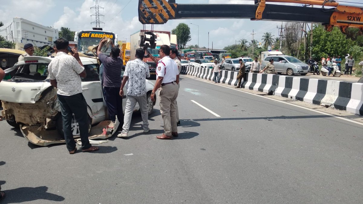 nmltrafficbng's tweet photo. ಈ ದಿನ ನೆಲಮಂಗಲ ಸಂಚಾರ ಠಾಣಾ ವ್ಯಾಪ್ತಿಯ ರಾಷ್ಟೀಯ ಹೆದ್ದಾರಿ -48 ವಿಶ್ವೇಶ್ವರಪುರ ನೆಲಮಂಗಲ ಬಳಿ ಕಾರು ಮತ್ತು ಟ್ರಕ್ ಅಪಘಾತವಾಗಿ ಕಾರು ಜಖಂಗೊಂಡು ಹೆದ್ದಾರಿ ಮದ್ಯದಲ್ಲಿ ಇದ್ದು ಸಂಚಾರ ಅಡಚಣೆ ಆಗಿದ್ದು ಸುಗಮ ಸಂಚಾರಕ್ಕೆ ಪೊಲೀಸ್ ಸಿಬ್ಬಂದಿಗಳು ಕ್ರೇನ್ ಸಹಾಯದಿಂದ ಹೆದ್ದಾರಿಯಿಂದ ಕಾರನ್ನು ತೇರವುಗೊಳಿಸಲಾಯಿತು
#drivesafe
#roadsafty https://t.co/XXwO9plr82