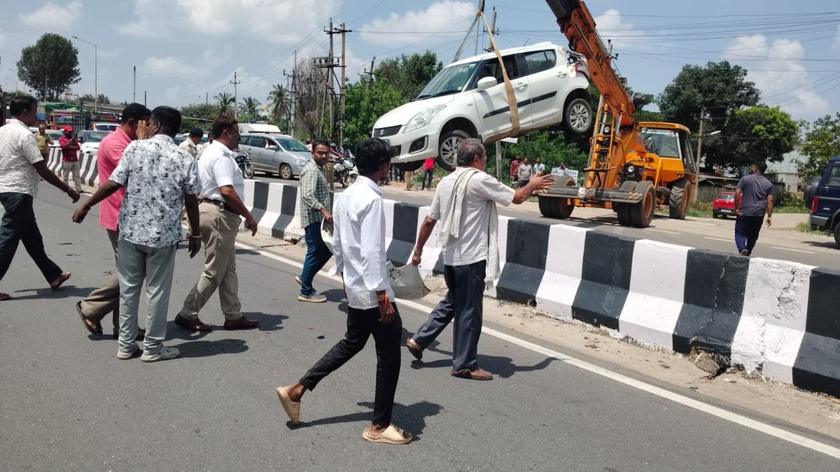 nmltrafficbng's tweet photo. ಈ ದಿನ ನೆಲಮಂಗಲ ಸಂಚಾರ ಠಾಣಾ ವ್ಯಾಪ್ತಿಯ ರಾಷ್ಟೀಯ ಹೆದ್ದಾರಿ -48 ವಿಶ್ವೇಶ್ವರಪುರ ನೆಲಮಂಗಲ ಬಳಿ ಕಾರು ಮತ್ತು ಟ್ರಕ್ ಅಪಘಾತವಾಗಿ ಕಾರು ಜಖಂಗೊಂಡು ಹೆದ್ದಾರಿ ಮದ್ಯದಲ್ಲಿ ಇದ್ದು ಸಂಚಾರ ಅಡಚಣೆ ಆಗಿದ್ದು ಸುಗಮ ಸಂಚಾರಕ್ಕೆ ಪೊಲೀಸ್ ಸಿಬ್ಬಂದಿಗಳು ಕ್ರೇನ್ ಸಹಾಯದಿಂದ ಹೆದ್ದಾರಿಯಿಂದ ಕಾರನ್ನು ತೇರವುಗೊಳಿಸಲಾಯಿತು
#drivesafe
#roadsafty https://t.co/XXwO9plr82