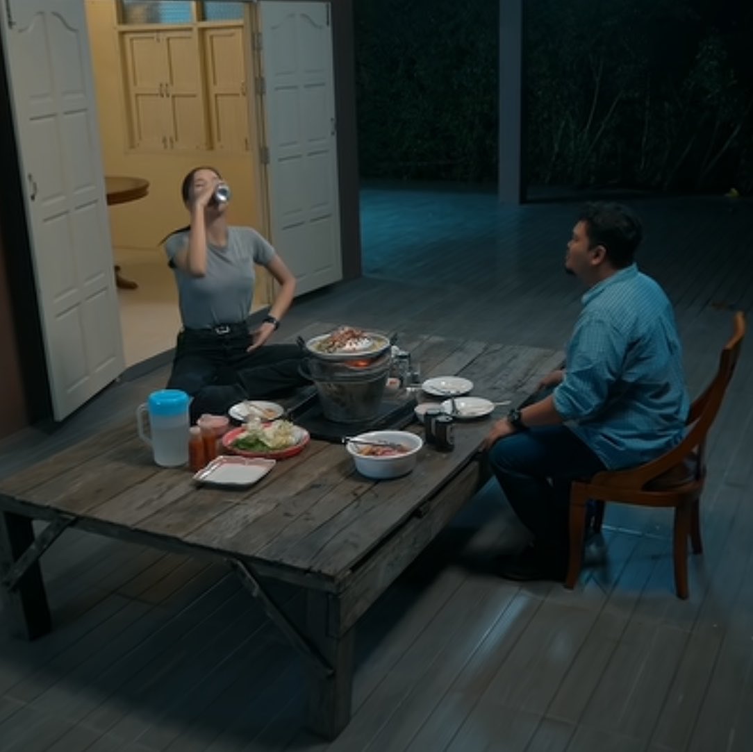 megan_lnm's tweet photo. ปอนอ เล่าเบื้องหลัง ep 3 ซีนที่กินมุทะบ้านจ่าเปี๊ยก ชีบอกว่าอุตส่ากินข้าวเย็นแค่กะติ๊ดนึง เตรียมท้องไว้กินมุทะ สรุปต้องถ่ายหลายช็อตแล้วต้องกินน้ำไป 6-7 ป๋อง อิ่มน้ำก่อนได้กินมุทะ แถมยังปวดท้องเพราะกินน้ำเยอะด้วย มีเด็กงอแงในไลฟ์มาก ชั้นเอ็นดูชีพูดโป้ยๆมากอะ55555

#Puinoonwrsr #ปุยนุ่นวรางค์ศิริ
#ข่มขลัง