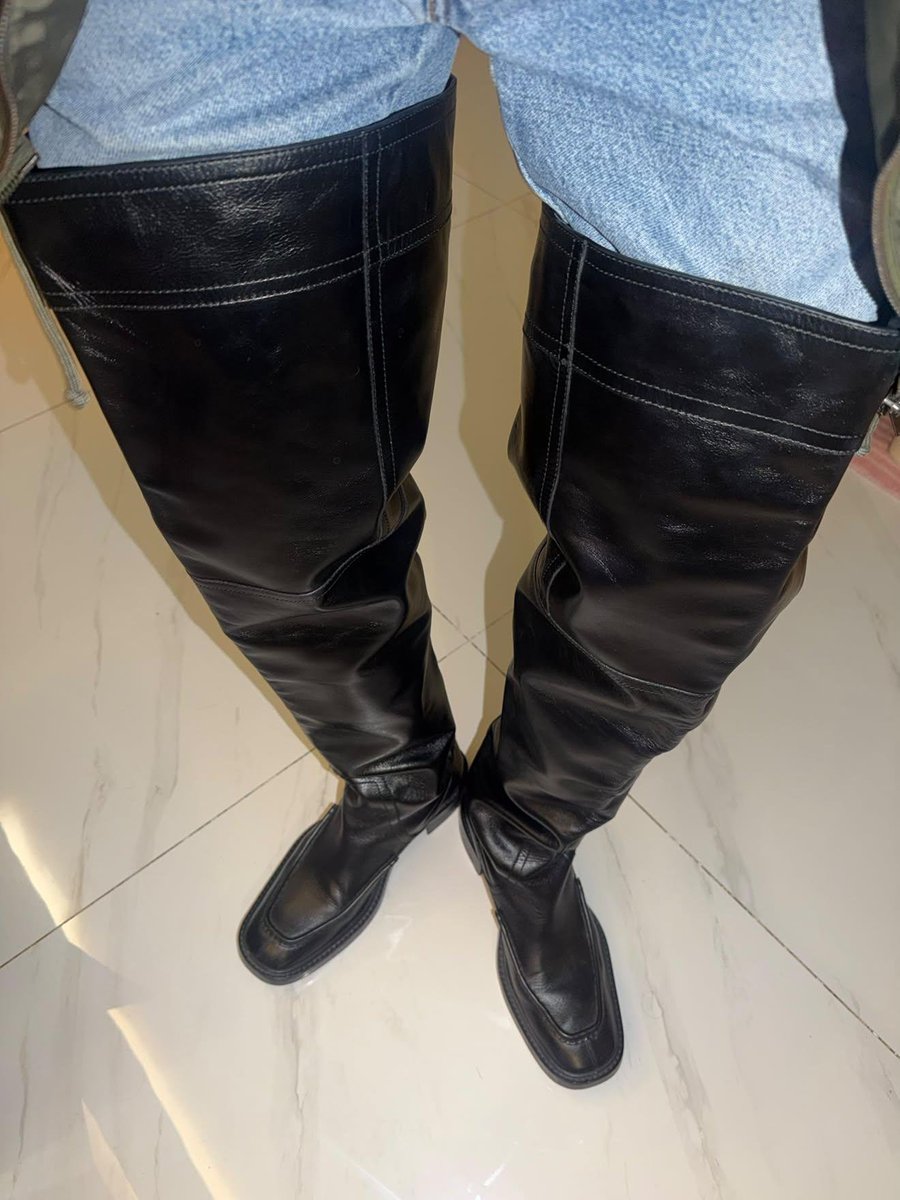bentnotbroken_1's tweet photo. Joong. I'm gonna write a fic about these boots one of these days. https://t.co/GQp6YOpYS2