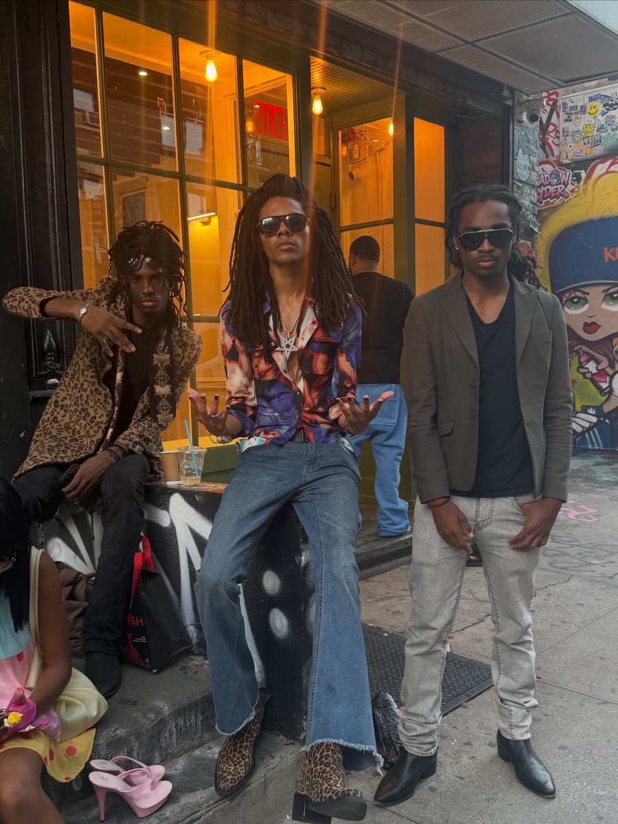 LesgokevVault's tweet photo. Lesgokev with Akhsosa &amp; M3tr0 P NYFW https://t.co/weRUBW1Rpo