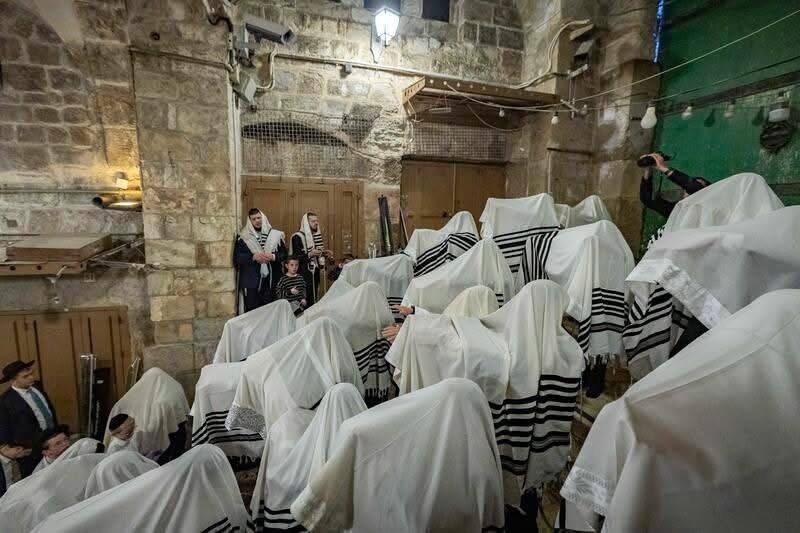 bitcoins1stlady's tweet photo. Hundreds of demonic israeli settlers perform rituals while marching through the Qattanin Market in occupied #Jerusalem's Old City, leading to Al-Aqsa Mosque, after forcing Palestinian shop owners to close their businesses. https://t.co/DUCEIWio9i