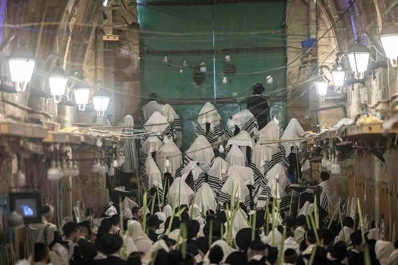 bitcoins1stlady's tweet photo. Hundreds of demonic israeli settlers perform rituals while marching through the Qattanin Market in occupied #Jerusalem's Old City, leading to Al-Aqsa Mosque, after forcing Palestinian shop owners to close their businesses. https://t.co/DUCEIWio9i