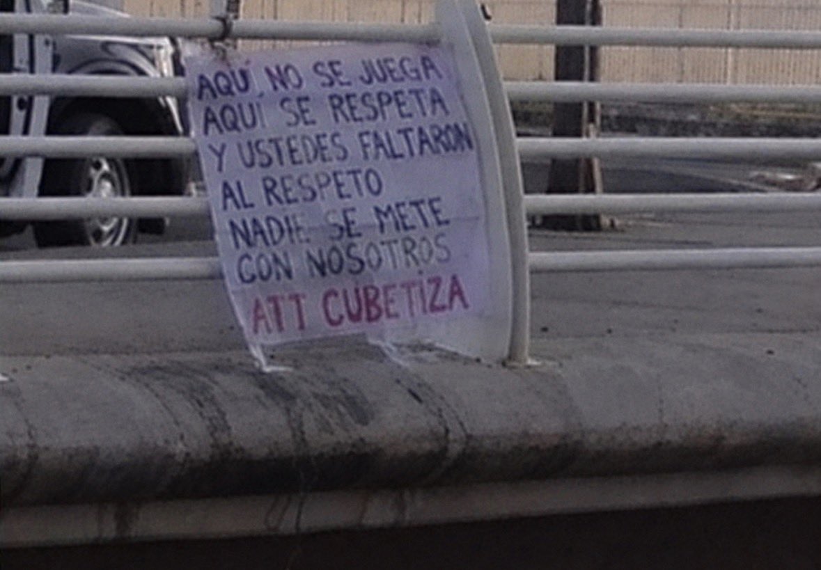 lowsaw__'s tweet photo. 🚨🚨| Reportan Narc0mantas en varios lugares de Querétaro de un cartel que se hace llamar “Cubetiza”

Las Narc0mantas están dirigidas a integrantes del Team Mafia que se ha visto metido en diferentes polémicas y conflictos estos días https://t.co/qe8PWUoNkQ