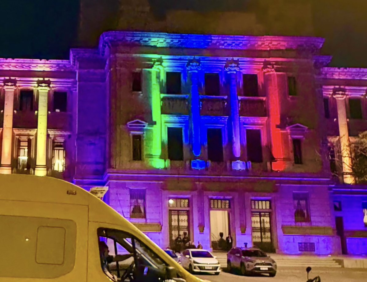 ElColomondrio's tweet photo. Que asco, tristeza  y muchísima bronca ver el palacio decorado así, estos HIJOS DE P.... han destruido todos y cada uno de los símbolos patrios, las fechas patrias si llueve no se festeja pero si al Sr de buquebus. Han destruido la educación, la tranquilidad y ojo la democracia. https://t.co/hIcOdyzOej