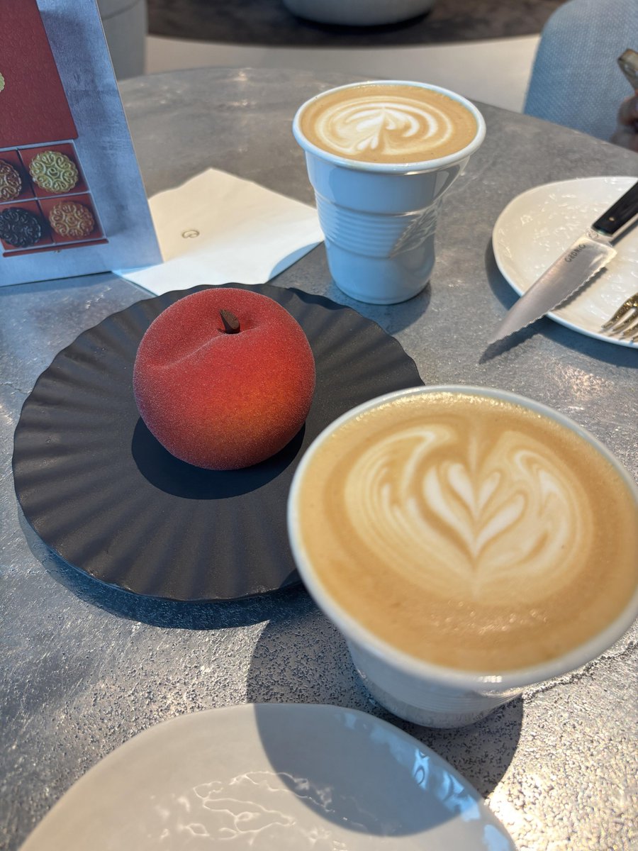 Chen_AlphaAim's tweet photo. Cedric Grolet's desserts are inspired by realistic fruits.   The nickname of being the "number one figure" in the French dessert industry is truly impressive. https://t.co/6wcE4hwxIx