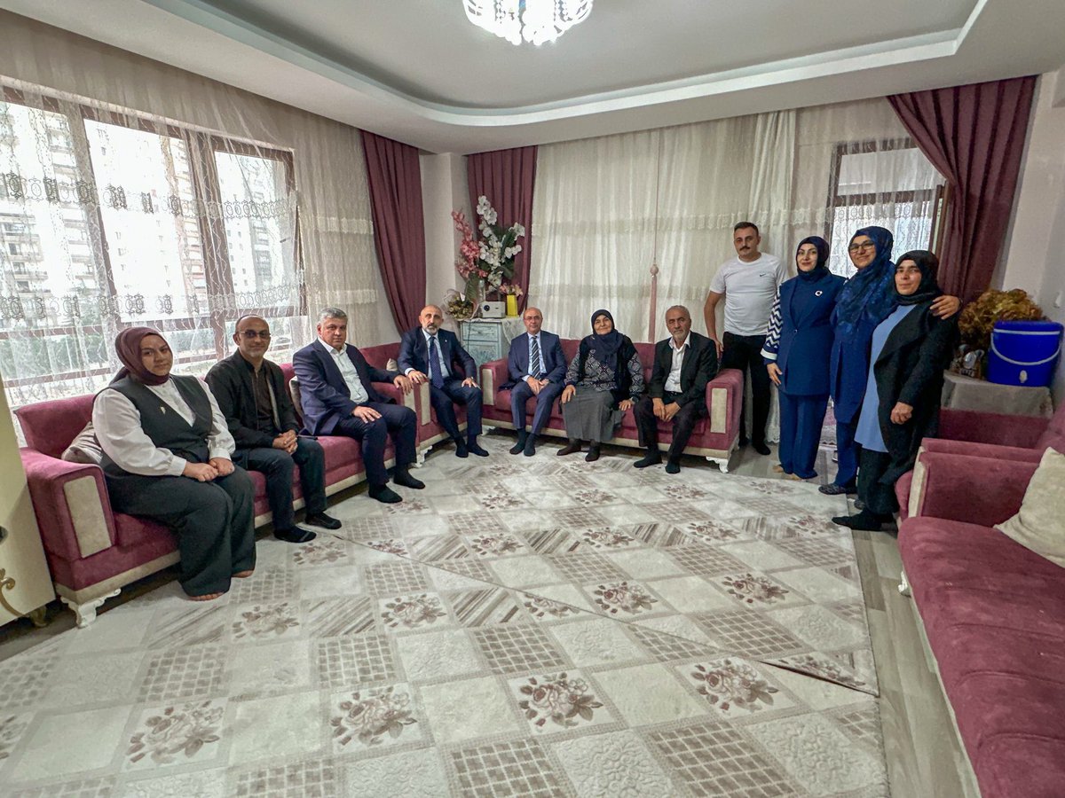 akpartiselcuklu's tweet photo. AK Parti Merkez Disiplin Kurulu Üyemiz Sayın Muhammet Ali Yılmaz, Selçuklu İlçe Başkanımız Sayın Arif Bağcı ve Selçuklu Belediye Başkanımız Sayın Ahmet Pekyatırmacı ile birlikte hemşehrilerimizle bir araya geldik.

• Elim bir kaza sonucu şehit olan polisimiz Ali Teke’nin kıymetli ailesini ziyaret ederek başsağlığı dileklerimizi ilettik.

• Değerli büyüklerimiz İbrahim ve Aynur Kaya çiftini ziyaret edip hayır dualarını aldık.

• Behice teyzemizle bir araya gelerek hasbihal ettik, gönlünü aldık.

Şehidimiz Ali Teke’ye Allah’tan rahmet, kıymetli ailesine sabır; büyüklerimize ise sağlıklı, huzurlu ve bereketli ömürler diliyoruz. 

| @ylmzmali @arifbagci @a_pekyatirmaci 

📌 Türkiye Yüzyılı Buluşmaları