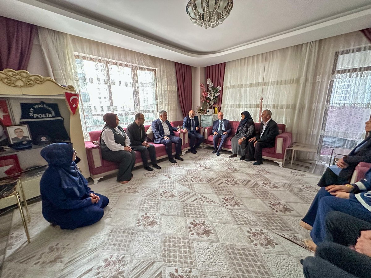akpartiselcuklu's tweet photo. AK Parti Merkez Disiplin Kurulu Üyemiz Sayın Muhammet Ali Yılmaz, Selçuklu İlçe Başkanımız Sayın Arif Bağcı ve Selçuklu Belediye Başkanımız Sayın Ahmet Pekyatırmacı ile birlikte hemşehrilerimizle bir araya geldik.

• Elim bir kaza sonucu şehit olan polisimiz Ali Teke’nin kıymetli ailesini ziyaret ederek başsağlığı dileklerimizi ilettik.

• Değerli büyüklerimiz İbrahim ve Aynur Kaya çiftini ziyaret edip hayır dualarını aldık.

• Behice teyzemizle bir araya gelerek hasbihal ettik, gönlünü aldık.

Şehidimiz Ali Teke’ye Allah’tan rahmet, kıymetli ailesine sabır; büyüklerimize ise sağlıklı, huzurlu ve bereketli ömürler diliyoruz. 

| @ylmzmali @arifbagci @a_pekyatirmaci 

📌 Türkiye Yüzyılı Buluşmaları
