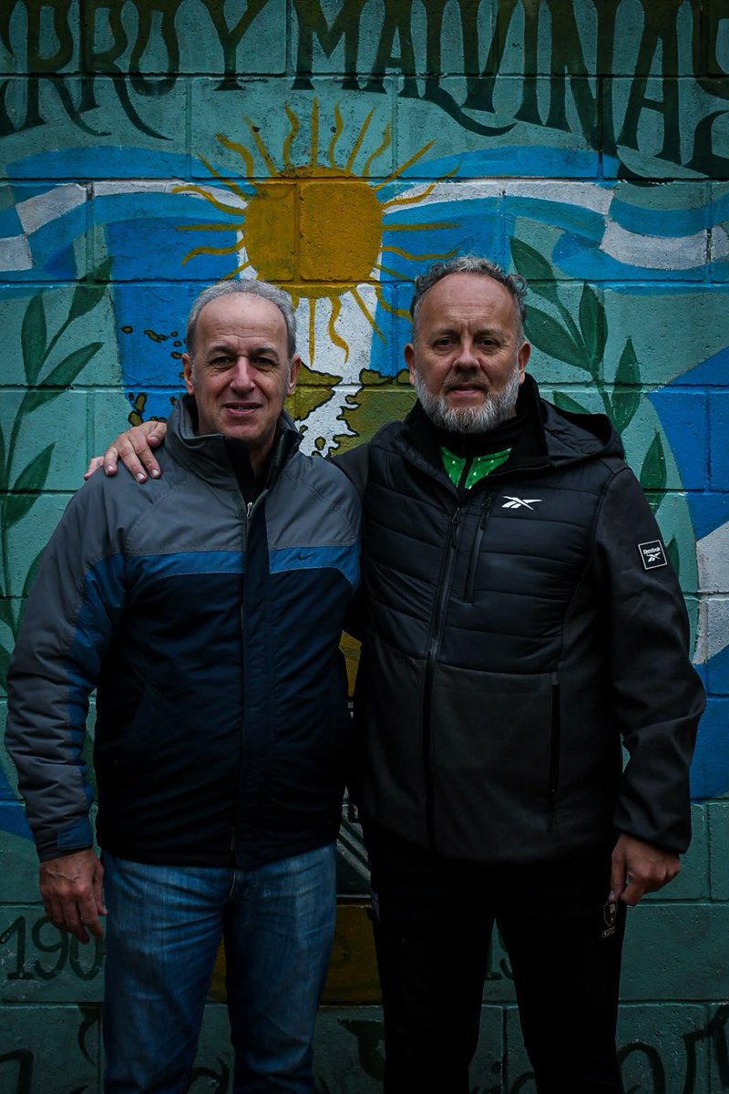 IdenVerdolaga's tweet photo. Ramón Garcés, excombatiente de Malvinas, socio de Ferro y parte de la historia del vóley de nuestro club, se acercó a votar y compartió este encuentro con Daniel Alcaraz, candidato a presidente.

Historias como la de Ramón son parte de nuestra identidad y de la memoria que debemos mantener viva.

Gloria a los héroes de Malvinas. 🇦🇷💚
