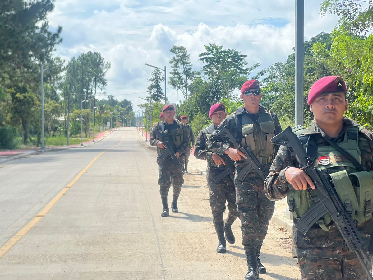 Ejercito_GT's tweet photo. Seguridad al servicio de la población guatemalteca. 🫡🇬🇹
 
Brigada de Fuerzas Especiales “GBPNH”, efectúa patrullaje a pie en el Municipio de Poptún, #Petén, con el objetivo de fortalecer la seguridad y prevención, en beneficio de la población guatemalteca.

#EjércitoGT #EstamosCumpliendo