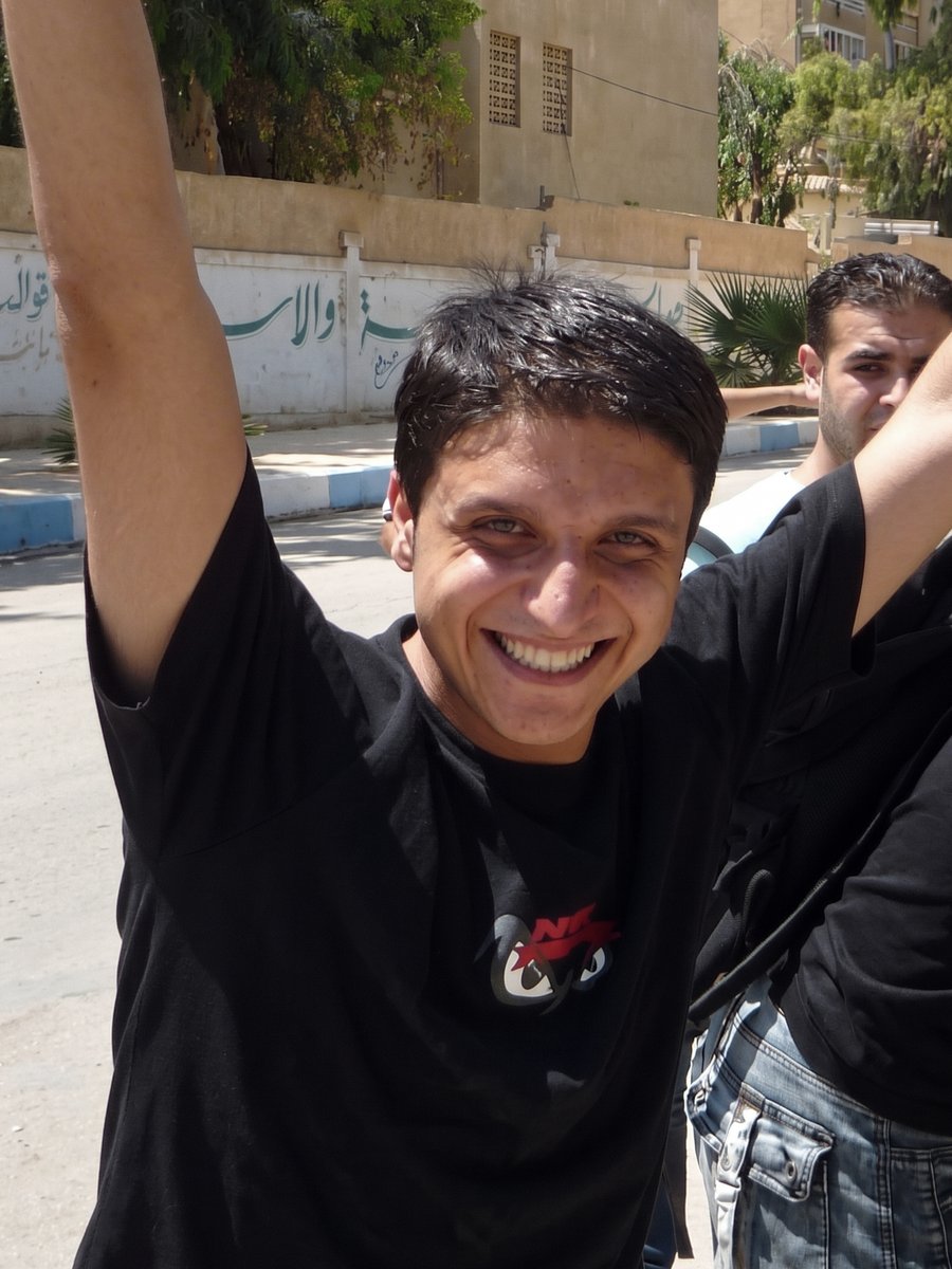syrevarch's tweet photo. هذا الشاب هو "محمد فياض عسكر" من أبناء دير الزور

خريج كلية الهندسة الكهربائية وطالب ماجستير قسم الطاقة
كان له دوراً كبيراً في عملية تنظيم الثوار وهو من أوائل المشاركين في الحراك السلمي المناهض للنظام البائد، أسس حركة شباب سوريا (شمس) وصحيفة طوق الياسمين، كما عمل في النشاط الإغاثي مع نشطاء وأهالي المدينة.

في مثل هذا اليوم 27 أيلول 2012 اقتحمت قوات الأمن العسكري منزل كان يتواجد فيه وقاموا بإعتقاله وإهـ.ـانة وضـ.ـرب والده، وفي الساعة السادسة مساءاً انسحبت قوات النظام من الحي، فخرج والد محمد الى الشارع ليكتشف جـ.ـثــة ولده مع اثنين شباب آخرين تمت تصـ.ـفيـــتهم ورميــهــم في الشارع.