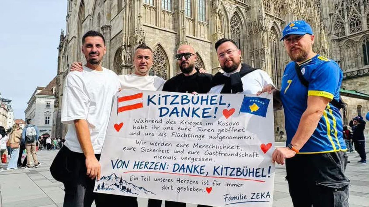kos_data's tweet photo. 🇽🇰🇦🇹 Kosovo fans thanked Austria for saving and sheltering refugees during the Kosovo War in 1999.

"We will never forget your humanity" https://t.co/NRwJntnD32