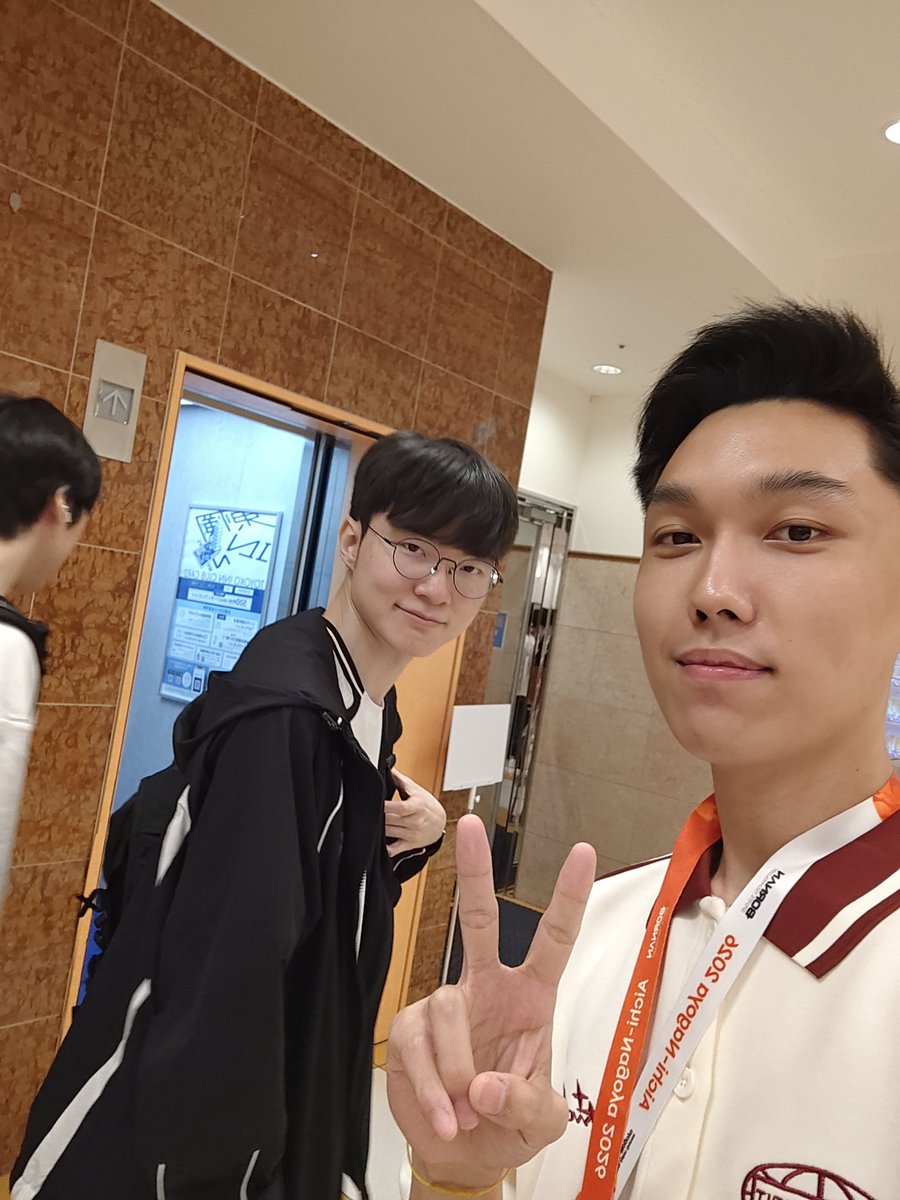 its_yangggg's tweet photo. I ACTUALLY MET @faker  !!!!!

#faker #T1 #LCK https://t.co/EU1XCItoqS