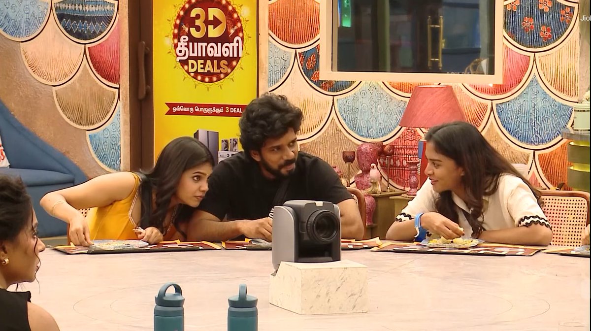 Rasigan_022's tweet photo. #LakshmiPriya, #Kumaran-ah vechu seiya plan panradha #Shathiga ippadi ottu kekkuradhu thappu.! ๐๐คฃ
#BiggBossTamil10 #LAArmy #ShaNation #BBTamil10 #BiggBoss10Tamil https://t.co/tX0saZTmeh