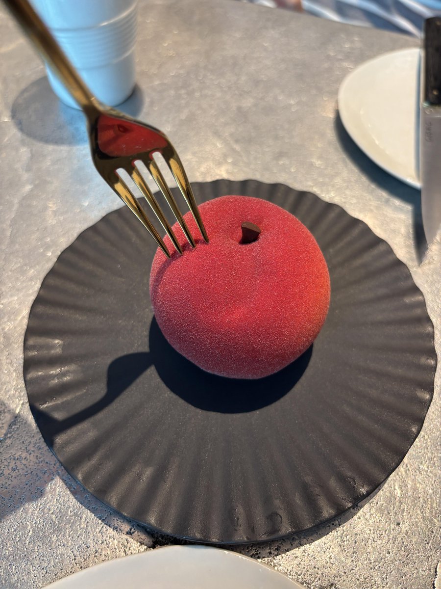 Chen_AlphaAim's tweet photo. Cedric Grolet's desserts are inspired by realistic fruits.   The nickname of being the "number one figure" in the French dessert industry is truly impressive. https://t.co/6wcE4hwxIx