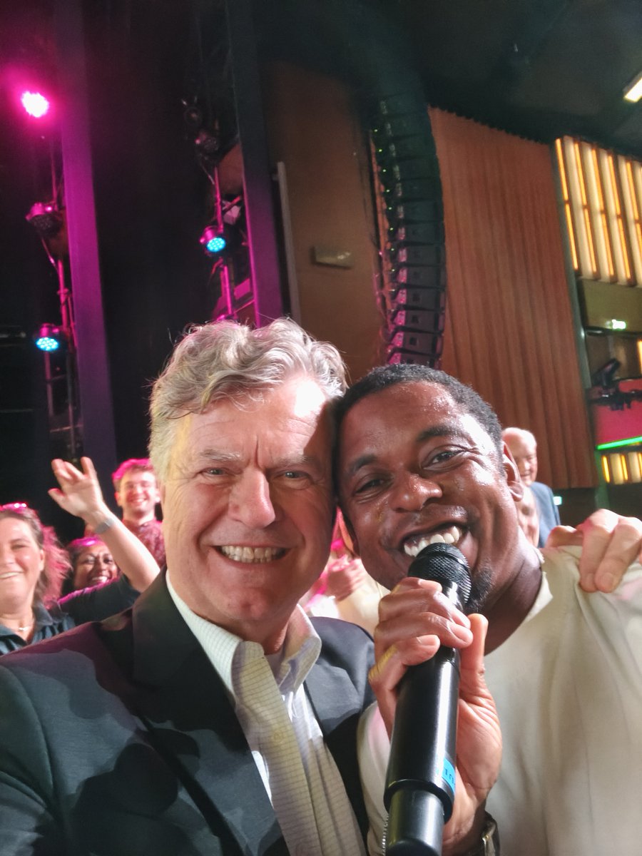 DittrichBoris's tweet photo. Aan het eind van de viering van 60 jaar D66 trad Typhoon met een spetterend en positief optreden op. Op het podium gingen we dansen. Mooi slot van het D66-congres. https://t.co/OiBlcVxfs1