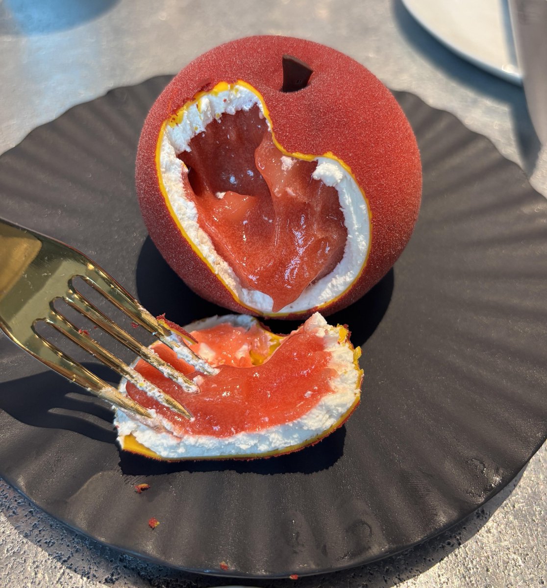 Chen_AlphaAim's tweet photo. Cedric Grolet's desserts are inspired by realistic fruits.   The nickname of being the "number one figure" in the French dessert industry is truly impressive. https://t.co/6wcE4hwxIx