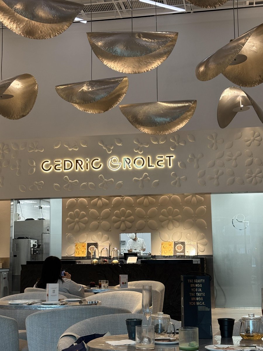 Chen_AlphaAim's tweet photo. Cedric Grolet's desserts are inspired by realistic fruits.   The nickname of being the "number one figure" in the French dessert industry is truly impressive. https://t.co/6wcE4hwxIx