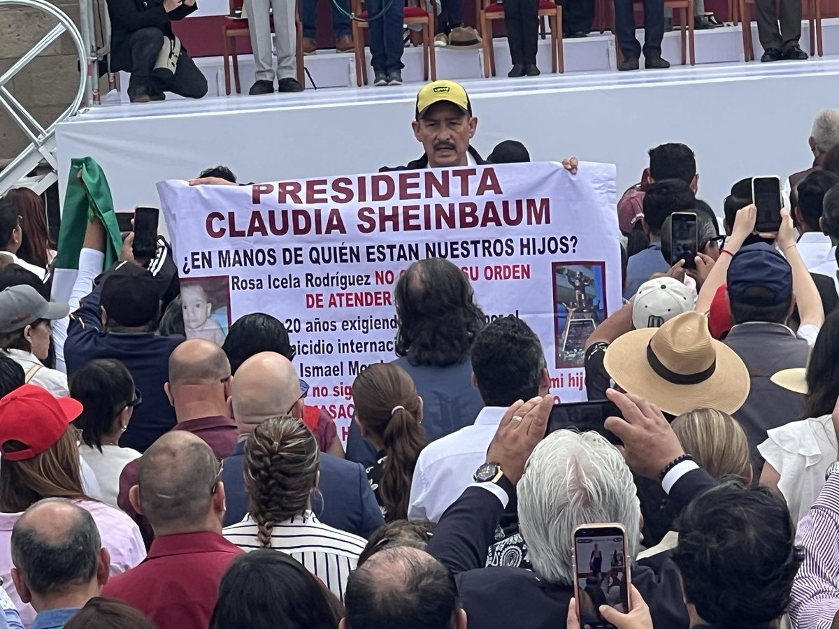 rynram's tweet photo. Presidenta @Claudiashein ¿En manos de quién están nuestros hijos?

El sonorense Edgar Mondragón, con su bebé víctima de negligencia médica, logra montar su manta en primeras filas. No duró mucho porque mientras Sheinbaum hablaba de libertad de expresión, su gente se la quito e intento sacarlo del #Zócalo empujándolo.
Se amacizó y logró quedarse, aunque con escolta y sin manta, pero logró llamar la atención de la presidenta.
#Zócalo
#CDMX