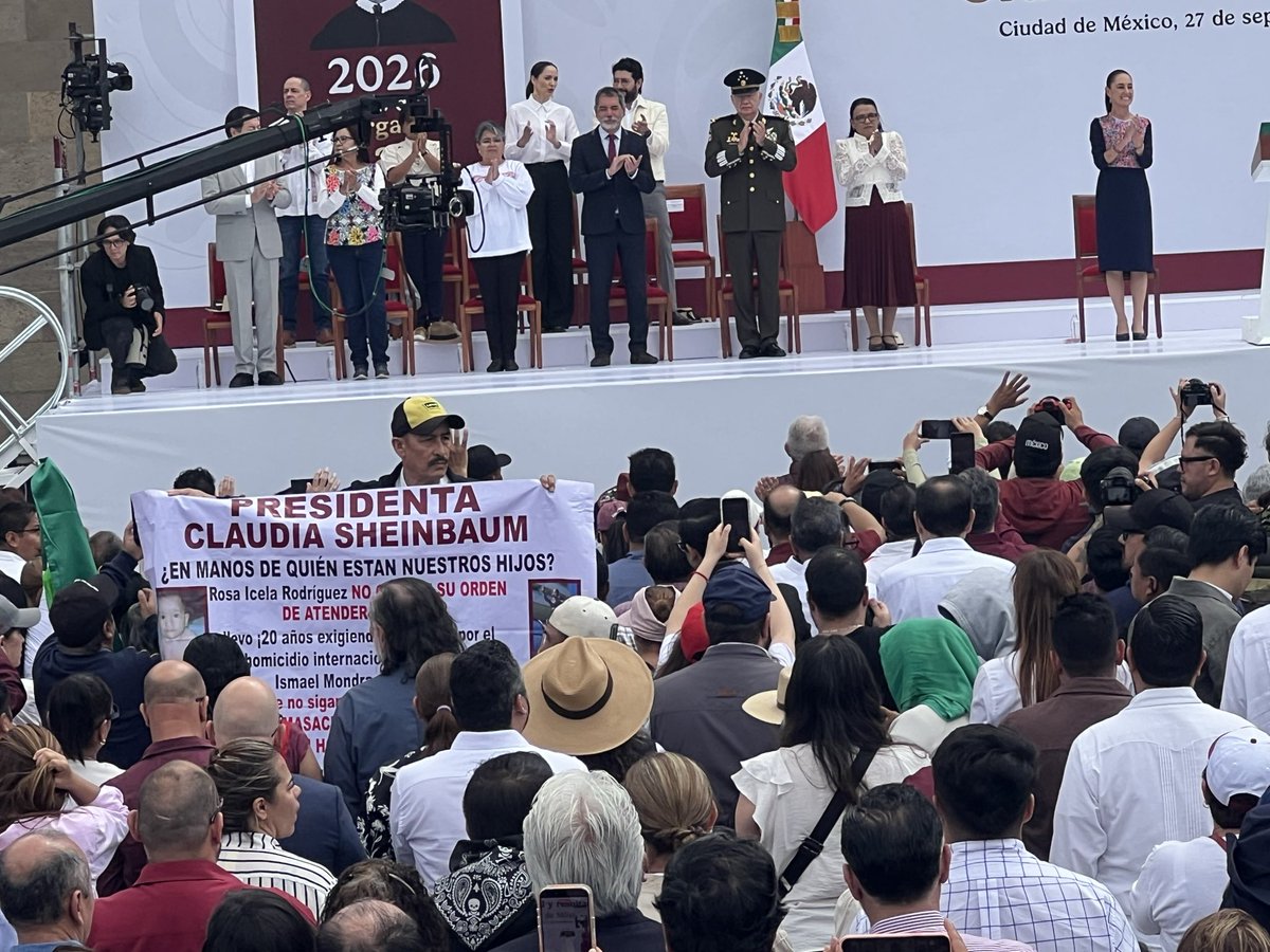 rynram's tweet photo. Presidenta @Claudiashein ¿En manos de quién están nuestros hijos?

El sonorense Edgar Mondragón, con su bebé víctima de negligencia médica, logra montar su manta en primeras filas. No duró mucho porque mientras Sheinbaum hablaba de libertad de expresión, su gente se la quito e intento sacarlo del #Zócalo empujándolo.
Se amacizó y logró quedarse, aunque con escolta y sin manta, pero logró llamar la atención de la presidenta.
#Zócalo
#CDMX