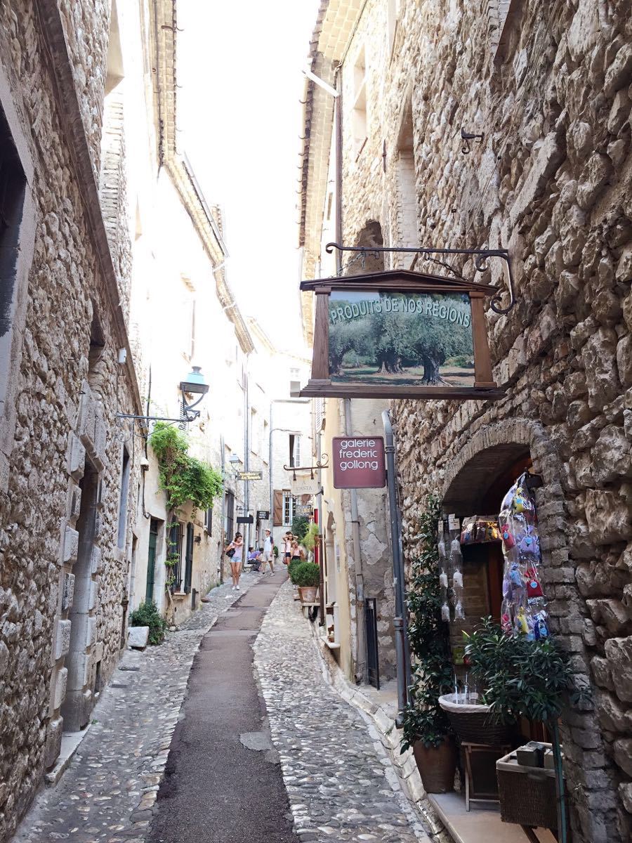 Cheungev2g's tweet photo. Hoy exploré un pueblo pequeo con calles de adoquín y café recién hecho. https://t.co/tvVjgmbzm0