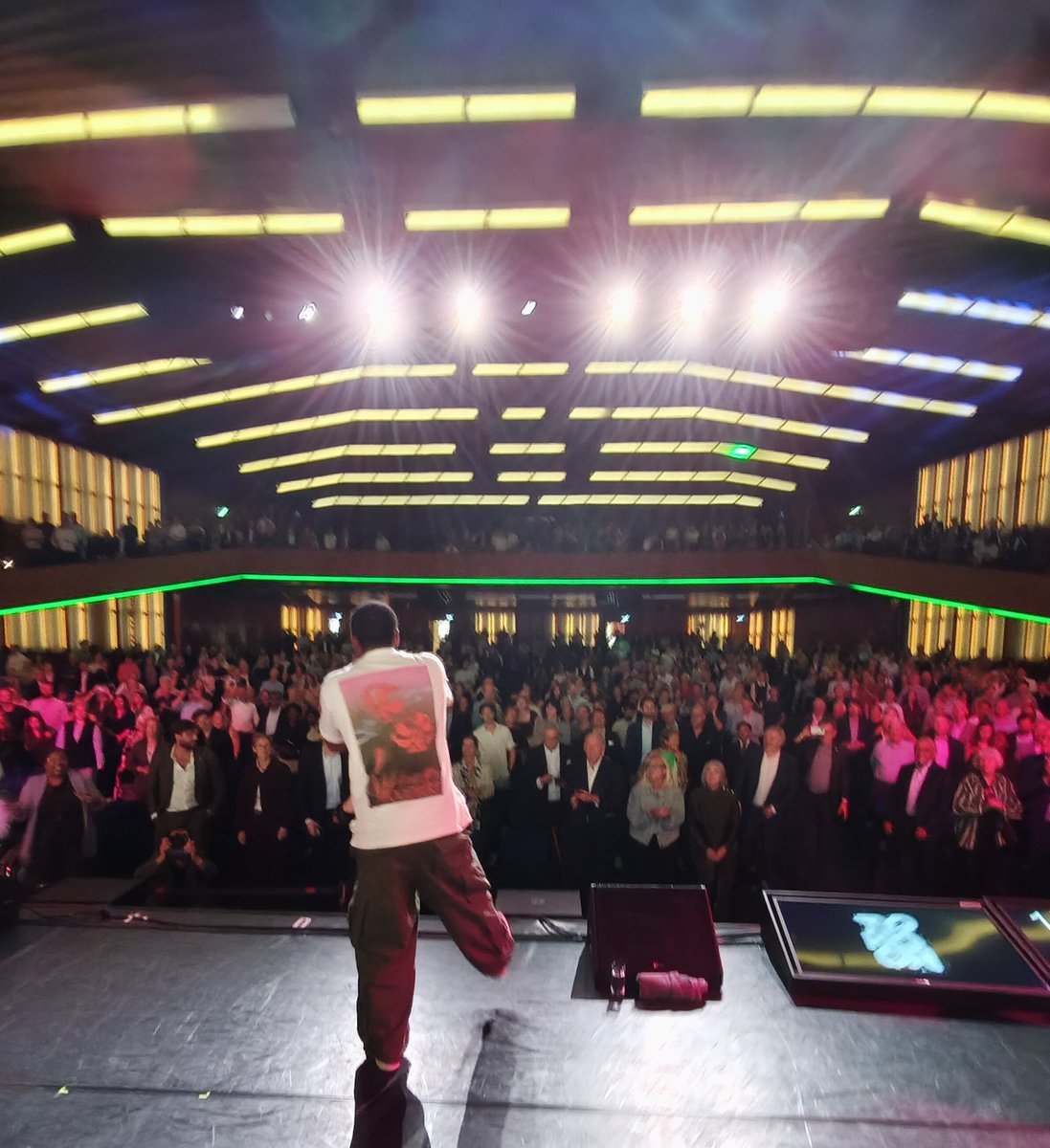 DittrichBoris's tweet photo. Aan het eind van de viering van 60 jaar D66 trad Typhoon met een spetterend en positief optreden op. Op het podium gingen we dansen. Mooi slot van het D66-congres. https://t.co/OiBlcVxfs1