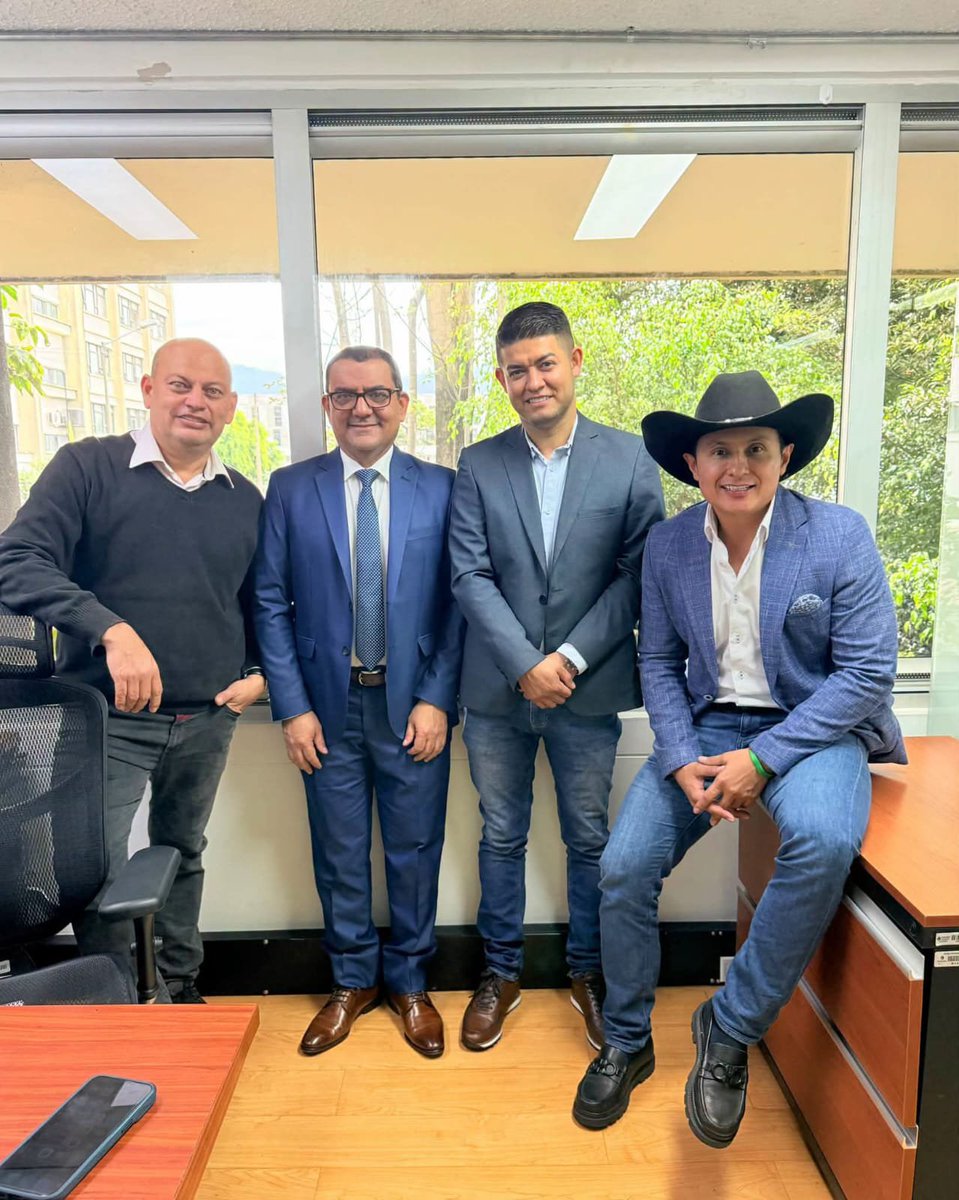 DumarBlanco2050's tweet photo. #Arauca. 

 ¿A qué Juegan éstos?
 
Leandro Vargas, ex candidato a la Cámara del Centro Democrático, junto al hermano de un comandante de la Guerrilla y junto a otro gran bandido como es ese Uriel Peña. https://t.co/05t2fkls0B