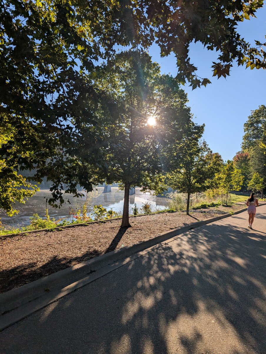 ThatBronaghOne's tweet photo. Enjoy these views of beautiful London where I finished my first half-marathon in over 20 years today! Thank you to the organizers, volunteers, encouraging spectators, and of course my fellow runners! 1/2
#ldnont #irunthis #running https://t.co/yhL2qt0zdZ