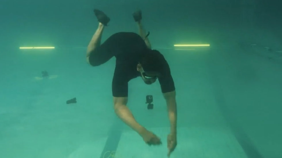 sunflowerzz___'s tweet photo. there’s truly no words I have to describe him 😭 @Avinash_galaxy  a stunt so so hard &amp; he aced it so beautifully Temp dropping, this much deep in the water.
There’s unbelievable stuff  &amp; then there’s THE SUPERNATURAL AVINASH MISHRA 
let’s get this home 🏆
#AvinashMishra  #KKK15 https://t.co/qnBWeTufzt