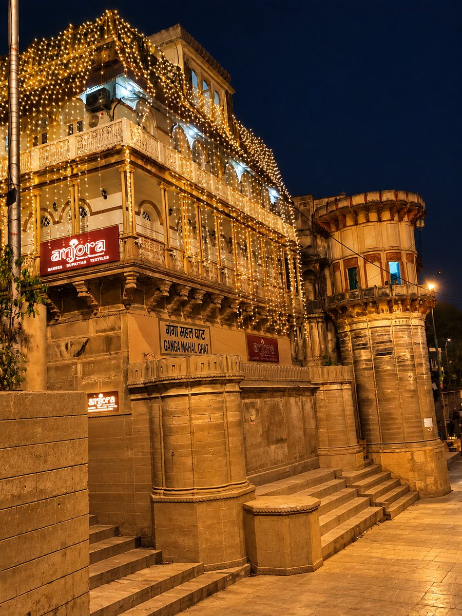 shivam_979's tweet photo. खुद के हाथ से अपनी मौत की बात कर रहा हूं 
अभी अभी उनकी यादों को राख कर रहा हूं ❣️ https://t.co/kw53WRjYz6