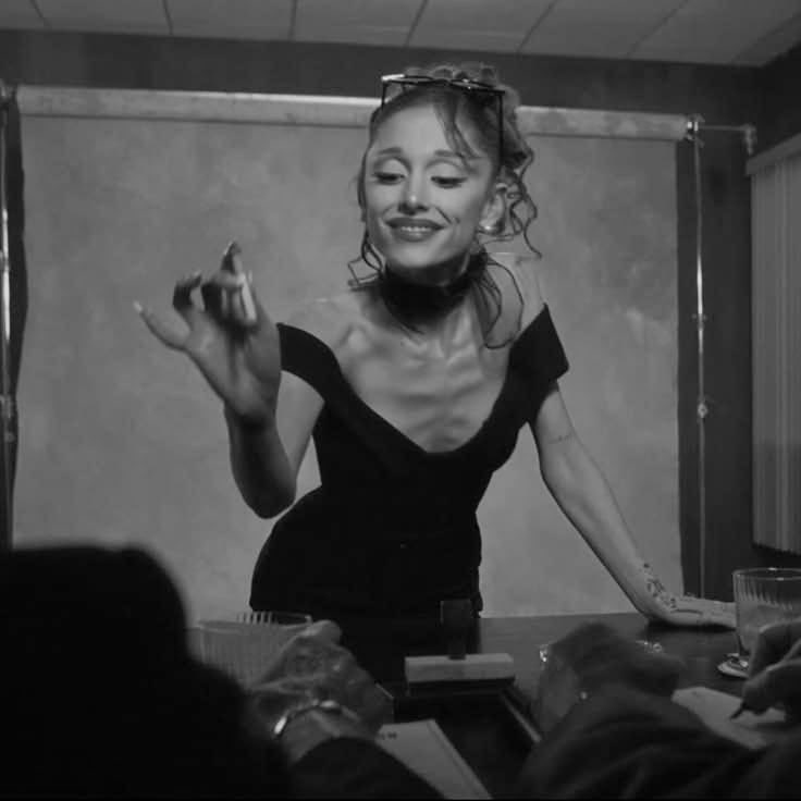 ihrtmzsu's tweet photo. one thing abt ari is that she makes sure we can see her full cleavage and each one of her chestbones #nojudgement https://t.co/YeUdwsahAl