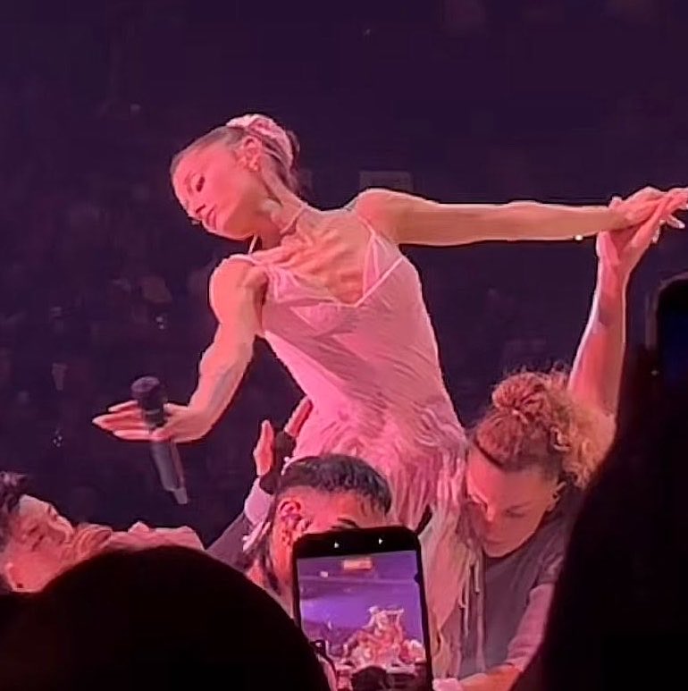 ihrtmzsu's tweet photo. one thing abt ari is that she makes sure we can see her full cleavage and each one of her chestbones #nojudgement https://t.co/YeUdwsahAl