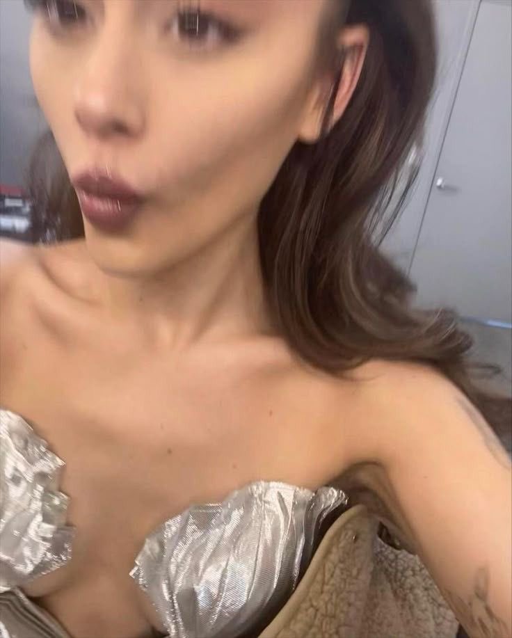 ihrtmzsu's tweet photo. one thing abt ari is that she makes sure we can see her full cleavage and each one of her chestbones #nojudgement https://t.co/YeUdwsahAl