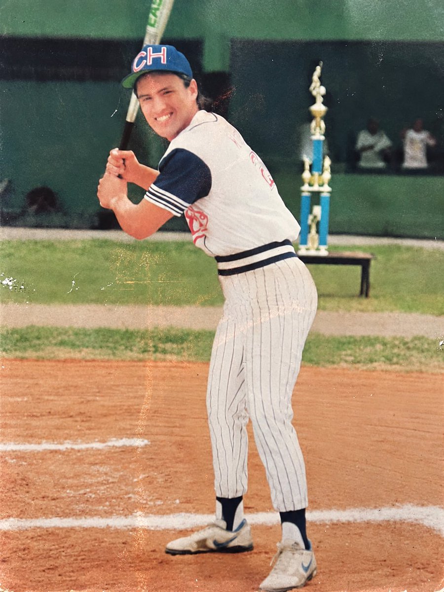 DiegoArcos14's tweet photo. Mario Cordero fue un atleta natural, a veces incomprendido y con momentos icónicos en sus participaciones locales y por Ecuador. Tenía poder natural y  no tengo duda que si lo hubiesen vistos scouts hubiera logrado llamar la atención. 
Juegos mundiales del pacifico Cali 1995. Mario le bateó 2 HR a Nicaragua y 1 a China Taipei, al finalizar los partidos los entrenadores d otros países preguntaban por el ecuatoriano. Mario fue único en muchos menesteres. 
Nos volveremos a ver, reír y jugar