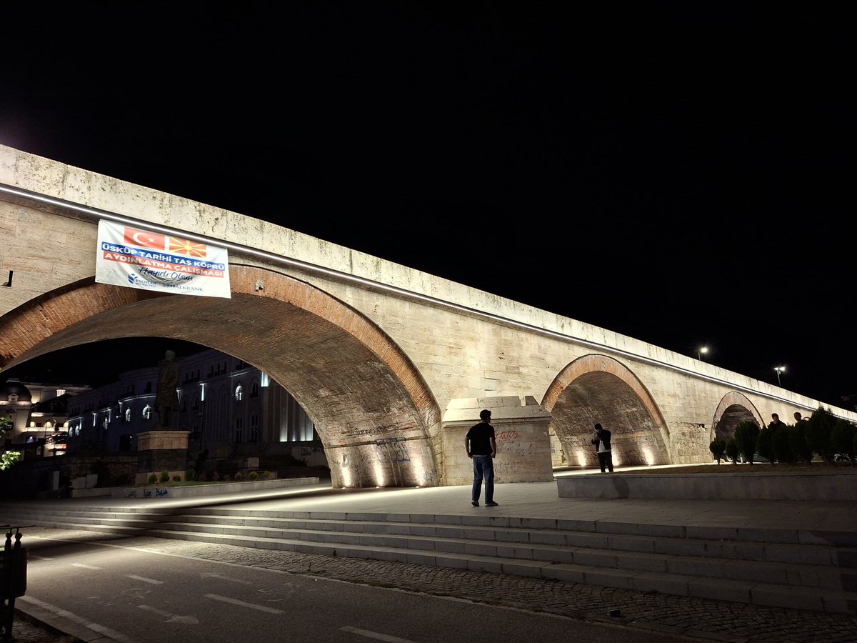 tevfikgoksu's tweet photo. Esenler Belediyesi olarak, Üsküp’te Vardar Nehri üzerinde bulunan, Fatih Sultan Mehmet Han tarafından tamamlanan ve uzun yıllardır karanlıkta kalan Tarihi Taşköprü’nün ışıklandırma çalışmalarında sona geldik.

Tarihi mirasımız artık ışığıyla da Üsküp’ü aydınlatacak… https://t.co/nHOkHLqwtD