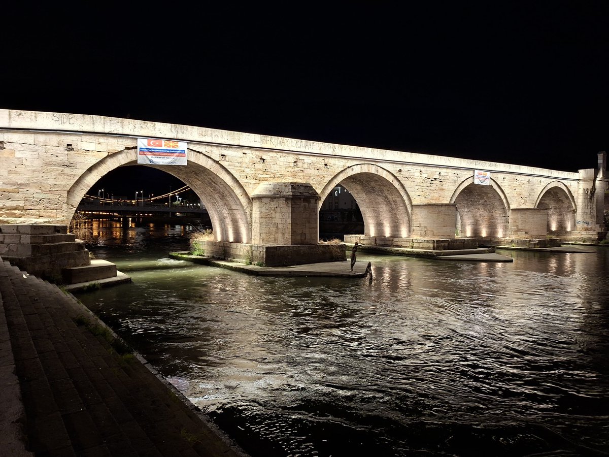 tevfikgoksu's tweet photo. Esenler Belediyesi olarak, Üsküp’te Vardar Nehri üzerinde bulunan, Fatih Sultan Mehmet Han tarafından tamamlanan ve uzun yıllardır karanlıkta kalan Tarihi Taşköprü’nün ışıklandırma çalışmalarında sona geldik.

Tarihi mirasımız artık ışığıyla da Üsküp’ü aydınlatacak… https://t.co/nHOkHLqwtD